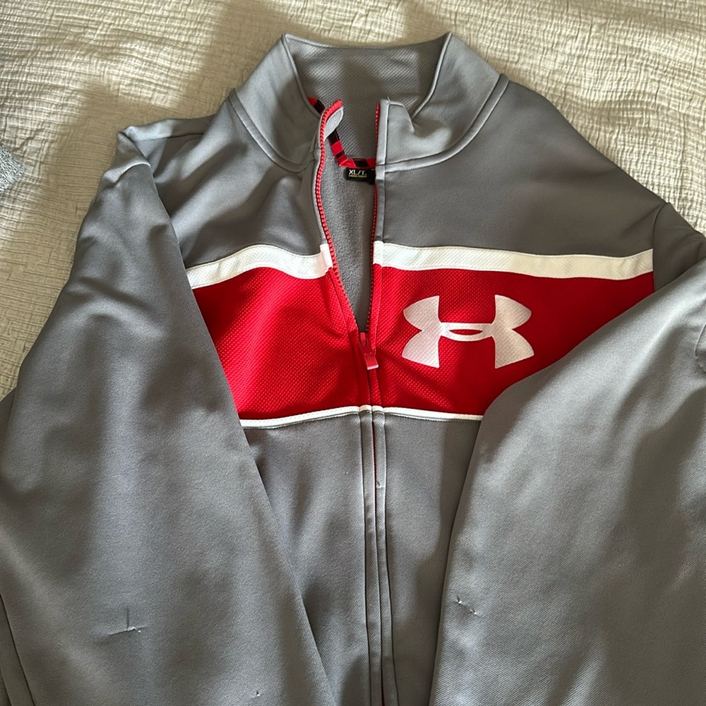 Men’s lightweight zip up fleece jacket. Grey and red. Size XL